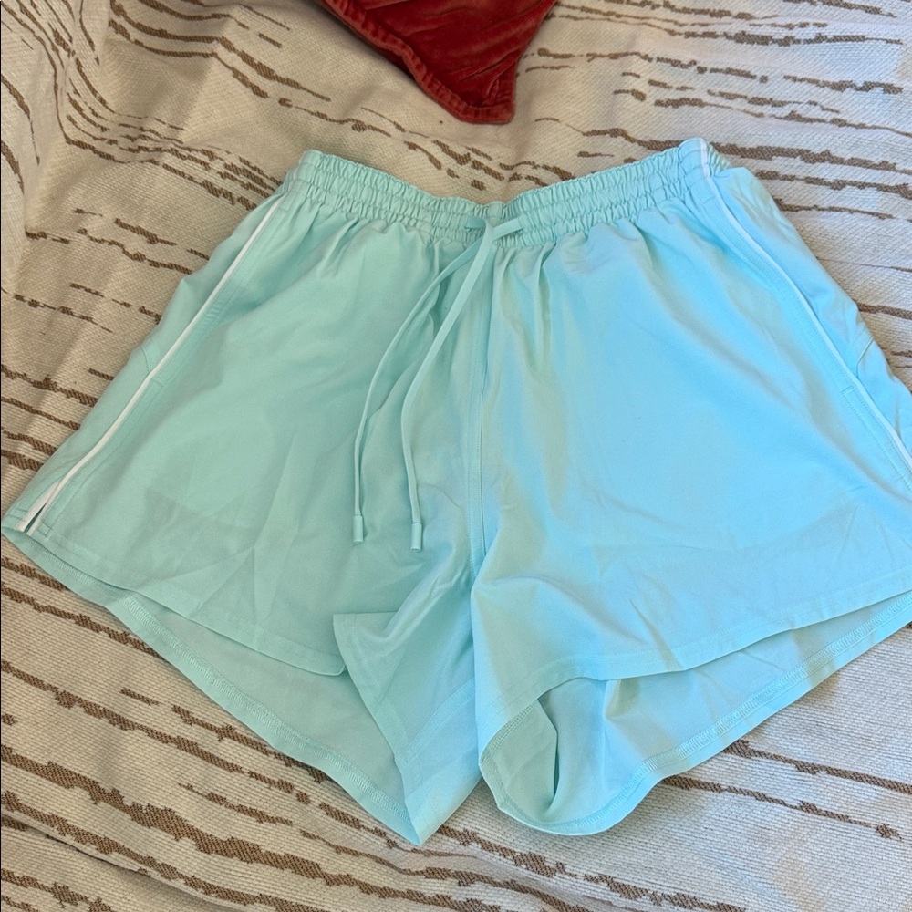 Lululemon Lightweight High-Rise Relaxed Short 3" *Long Liner
Size 4 ideal mint